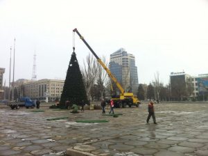 В Запорожье уже установили главную новогоднюю елку