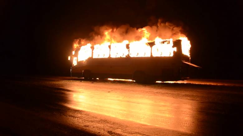 Донецкие террористы сожгли автобус ради фото