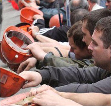 Рабочие двух шахт бастуют на Донбассе