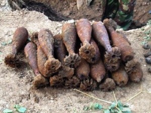 Запорожцы продолжают откапывать боеприпасы в своих огородах