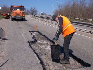Запорожские дорожники рапортуют о залатанных ямах на дорогах