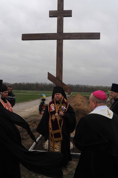 На запорожском кладбище установлен Памятный крест в честь погибших военных