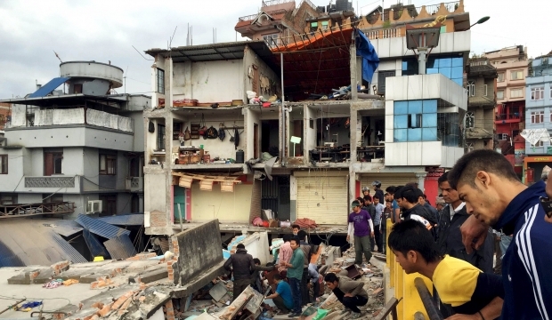 Количество жертв землетрясения в Непале растет, объявлено чрезвычайное положение