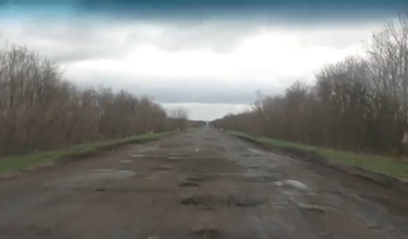 В Запорожской области полностью разрушено более 173 километров дорог, на ремонт которых нет денег