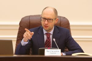 Яценюк требует отбирать лицензии у облгазов, которые не устанавливают бесплатные счетчики населению