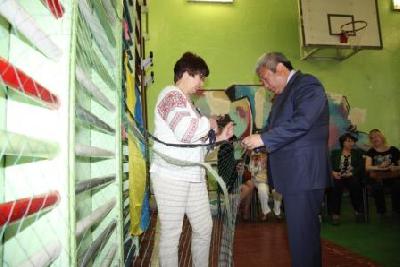 Запорожский мэр предлагает плести маскировочные сети для АТО не только школьникам, но и их родителям