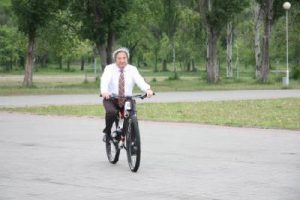 Александру Сину дали прокатиться на брендовом велосипеде