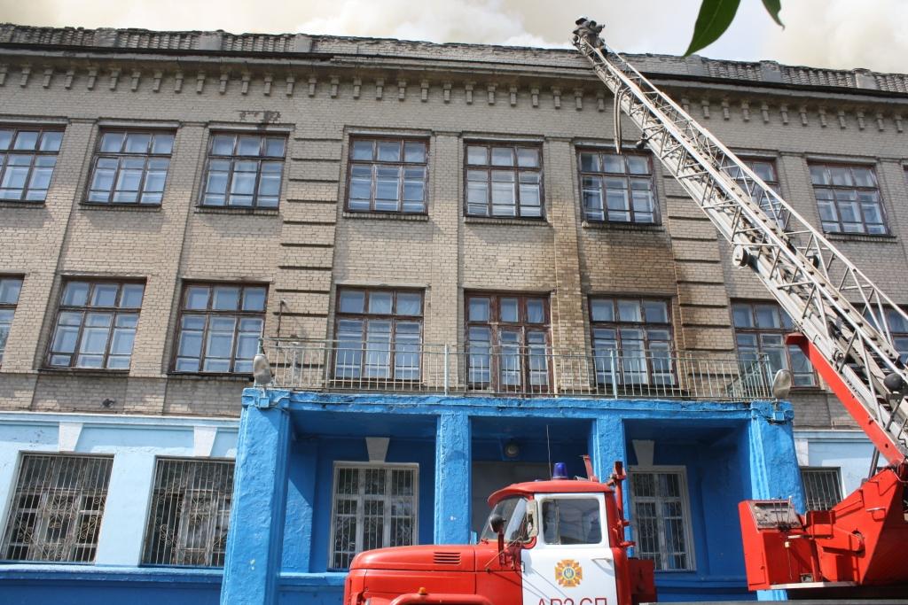 Три корпуса горевшей в Запорожье школы не пострадали
