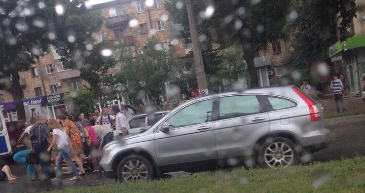 В Запорожье в центре города иномарка сбила двух девочек