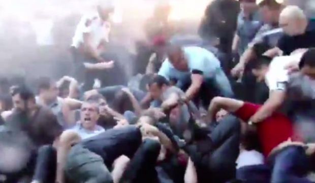 В Ереване масштабную акцию протеста полиция разогнала с помощью водометов