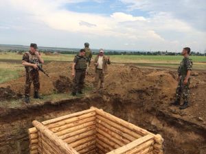 Триста запорожцев строят оборонительные сооружения в зоне АТО