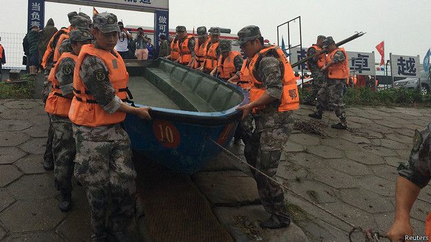 В Китае затонул теплоход с 400 пассажирами на борту