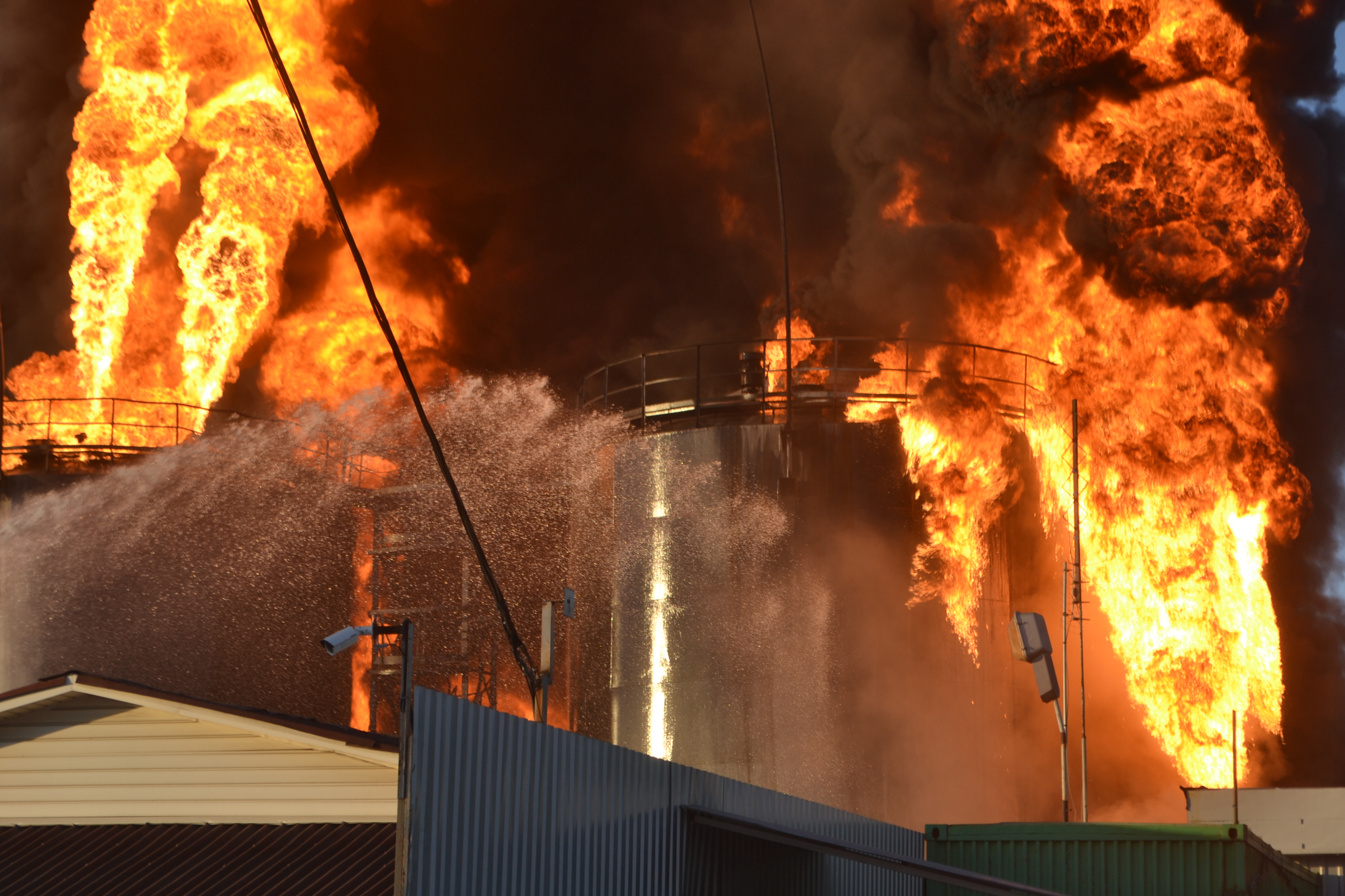 Эпицентр огня на нефтебазе локализован - Аваков