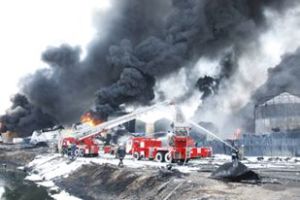 Пожар на нефтебазе под Киевом продолжают тушить