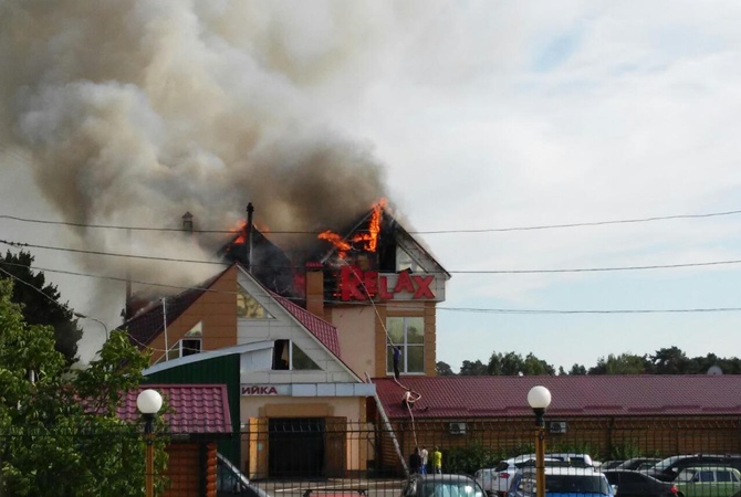 В течение семи часов спасатели боролись с пожаром в развлекательном центре в Житомире