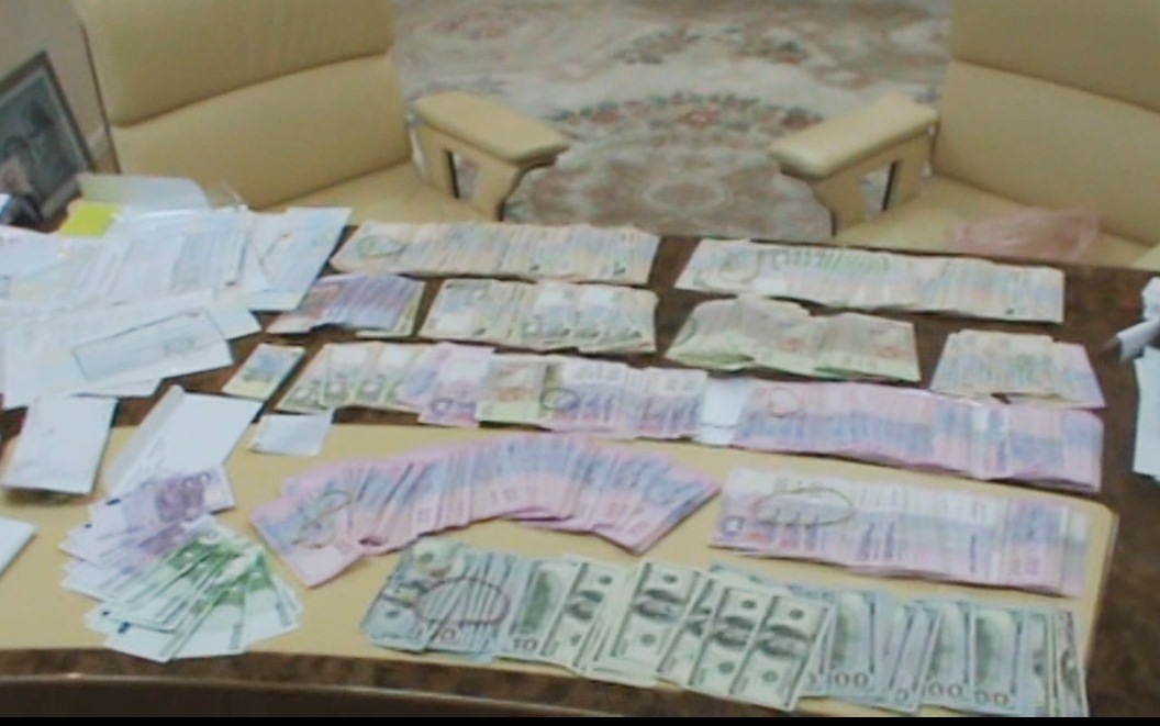 У запорожского предпринимателя  фискалы при обыске изъяли крупную сумму денег