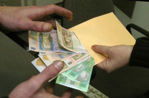 Четыре десятка запорожских предприятий платят сотрудникам меньше 100 грн. в месяц