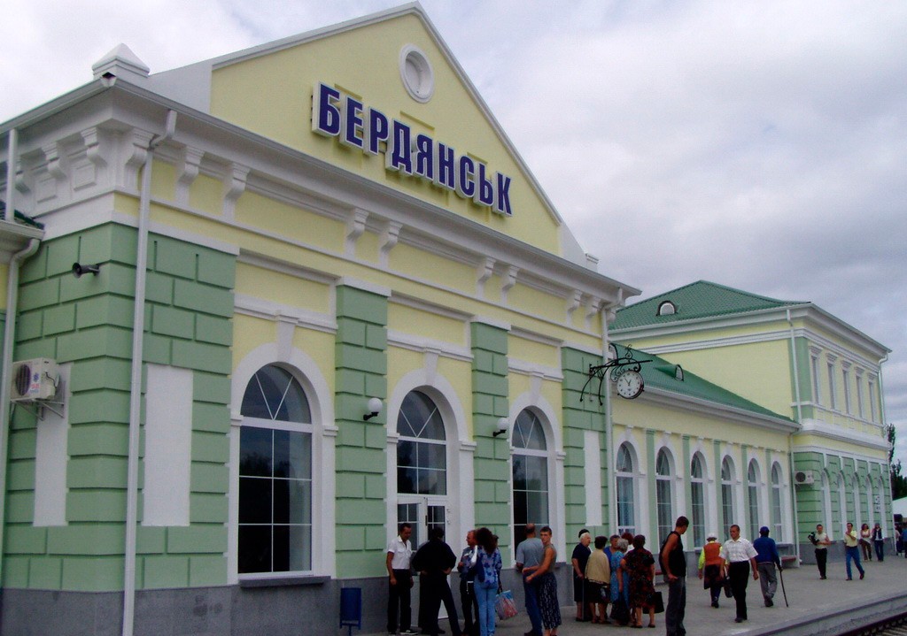 В курортный сезон в Бердянск будет ходить сразу несколько дополнительных поездов