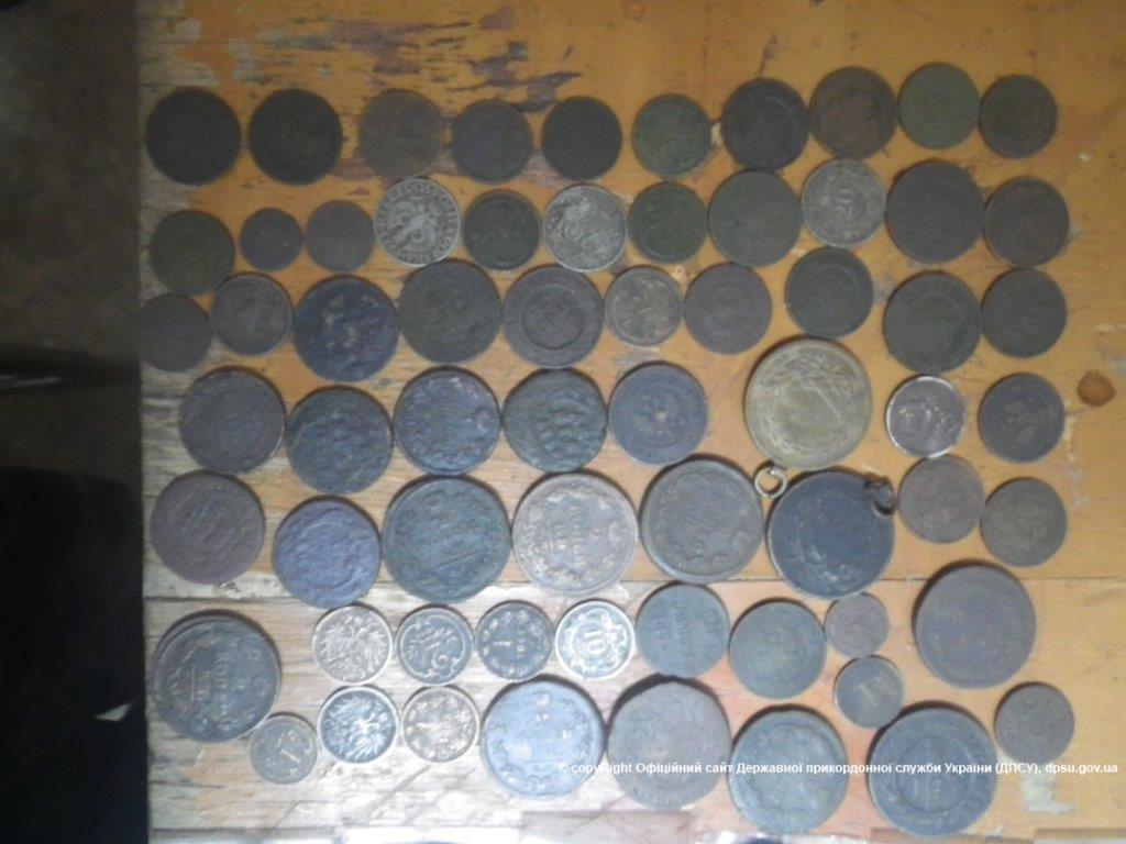 Бердянские пограничники пресекли контрабанду старинных монет