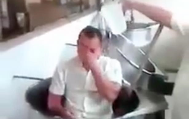 В сети вызвало скандал видео моющегося в котле для еды медработника