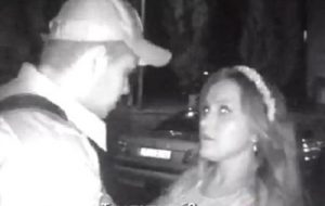 В сети появилось видео, как пьяная невеста избила киевских полицейских