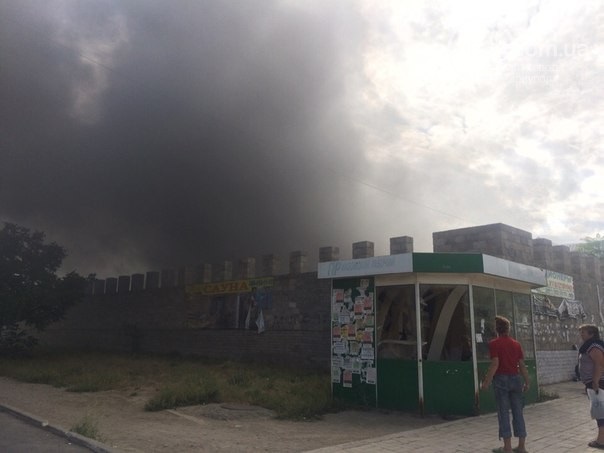 Опубликованы фотографии пожара на рынке в Мариуполе