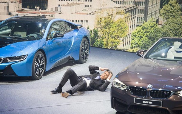 Опубликовано видео с главой BMW, потерявшим сознание на открытии автосалона