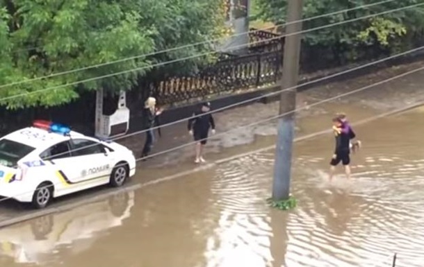Львовянин снял на видео, как полицейские спасают пассажиров маршрутки