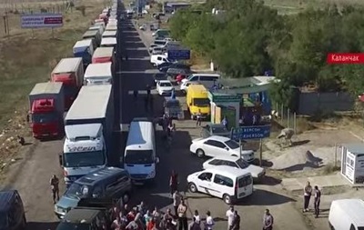Первый день блокады Крыма сняли с беспилотника
