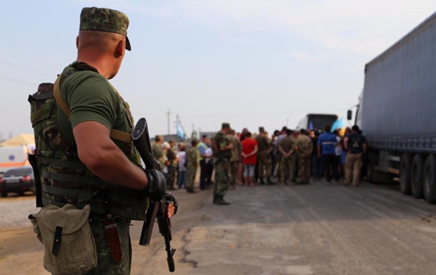 В сети появилось свежее видео блокады Крыма: грузовики возвращаются на материк