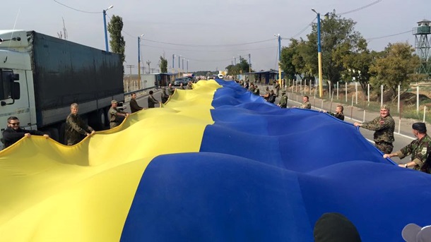 На границе с Крымом активисты развернули огромный флаг Украины: опубликовано видео