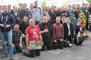 В Беларуси на коленях прощались с бойцом АТО, скончавшегося в больнице Запорожья