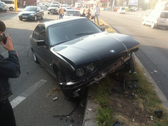 Очередная авария на дамбе: женщина на BMW врезалась в бетонное ограждение