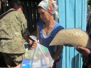 Бердянские солдатские семьи получили консервы, муку и макароны