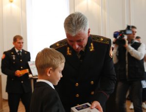 Семилетнего героя из Запорожской области наградил главный спасатель Украины