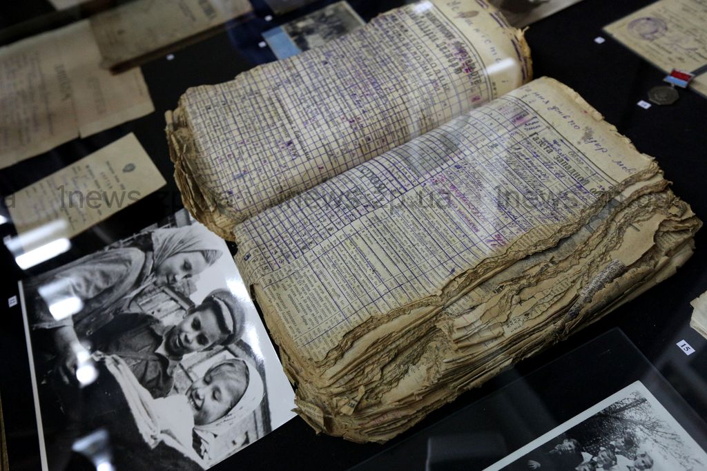 Запорожцам показали тетради, книги и школьные принадлежности времен Александровска