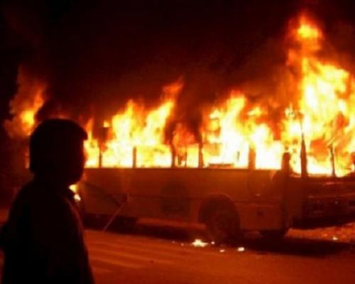 Милицейские эксперты устанавливают причину возгорания автобуса