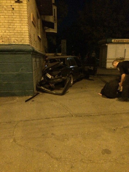 В сети появилось видео с иномаркой, которая протаранила дом в Мелитополе