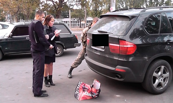 В сеть выложили видео задержания военного с гранатой