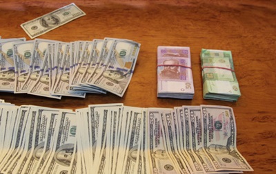 Как милиция изымала у валютчиков в Ровно миллион гривен