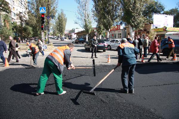 В Жовтневом районе заканчивают ремонтировать дорогу, на очереди - плотина