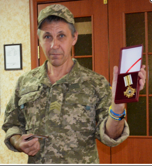 Бойца из Запорожской области наградили медалью «За оборону Мариуполя»