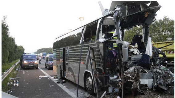 ДТП во Франции: Водитель грузовика помогал вытаскивать людей из горящего автобуса