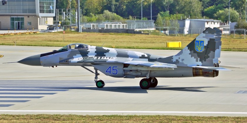 В Запорожье президенту показали два отремонтированных истребителя СУ-27