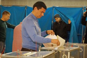 Как голосовал губернатор Самардак, нардеп Артюшенко и другие известные люди Запорожья
