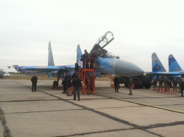 СУ-27 прошел испытание: Президент совершил полет над запорожским аэропортом