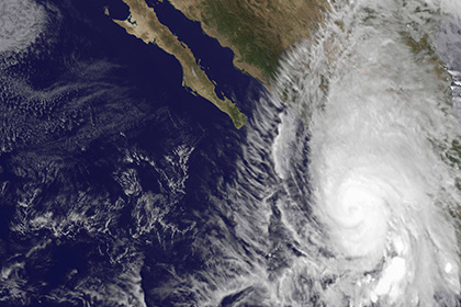 НАСА выложило в сети видео и фото урагана тысячелетия