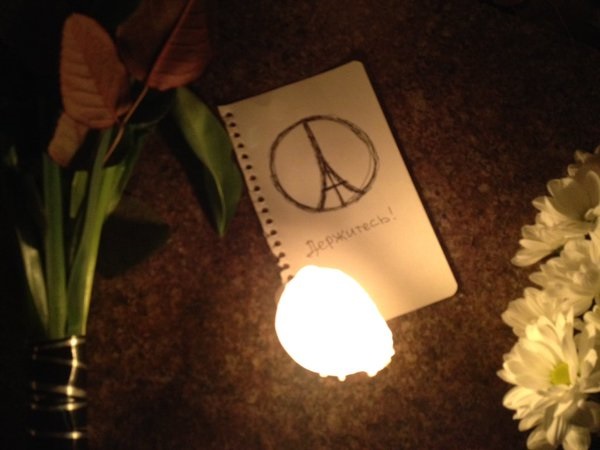 Теракты в Париже: киевляне с ночи несут цветы к посольству Франции