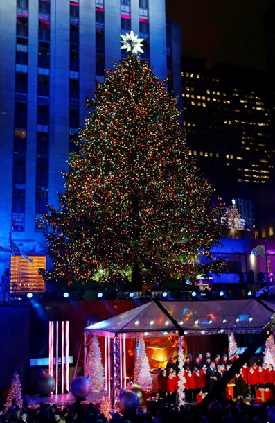В Нью-Йорке зажгли главную рождественскую елку