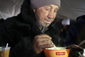 Бездомных области накормили обедами на 100 тыс грн